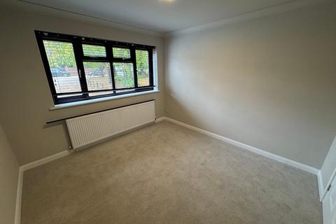 1 bedroom flat for sale, Leacroft, Staines-upon-Thames TW18