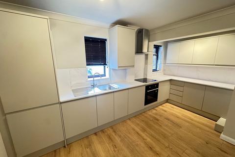 1 bedroom flat for sale, Leacroft, Staines-upon-Thames TW18