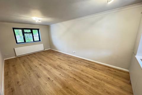 1 bedroom flat for sale, Leacroft, Staines-upon-Thames TW18