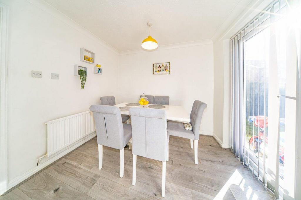 3 Deanwood Close dining area.jpg