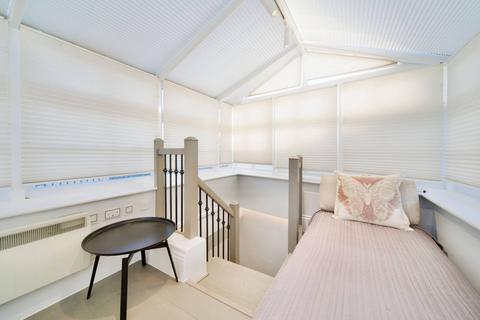 11 Squires Mount, London, NW3 1ED