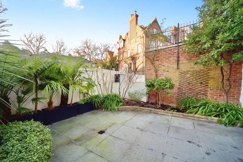 11 Squires Mount, London, NW3 1ED