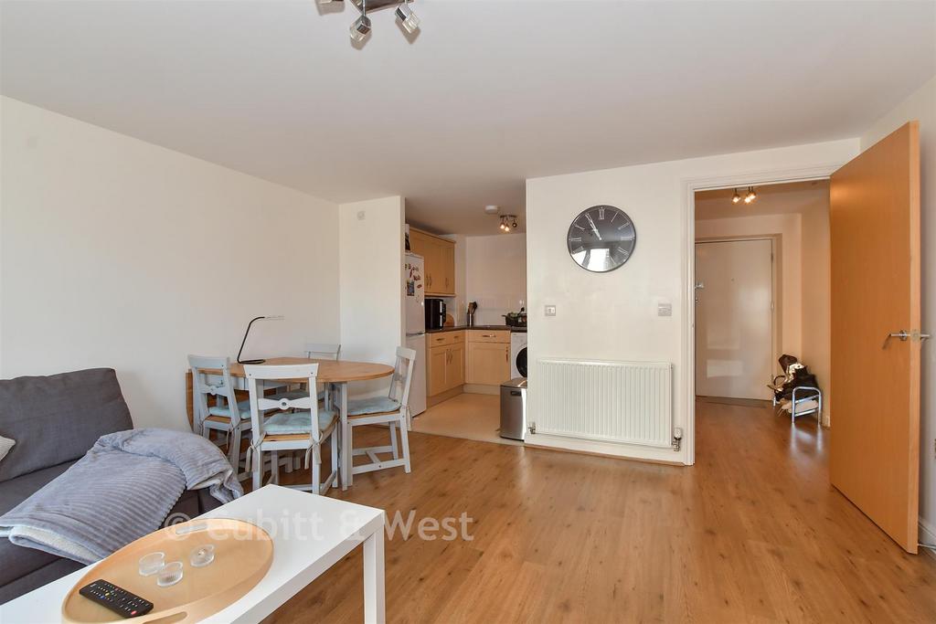 Lounge/Dining Area