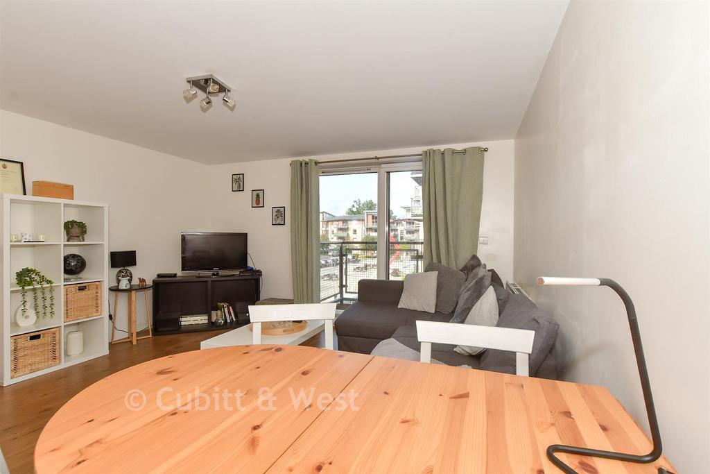 Lounge/Dining Area