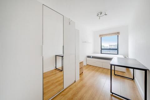 2 bedroom flat to rent, Brownhill Road, London, SE6