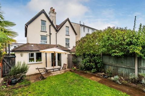 12 Arundel Road, Dorking, RH4 3HY