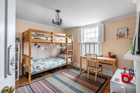 12 Arundel Road, Dorking, RH4 3HY