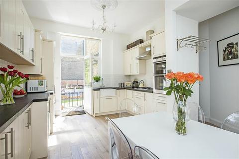 3 bedroom flat for sale, Oberstein Road, SW11