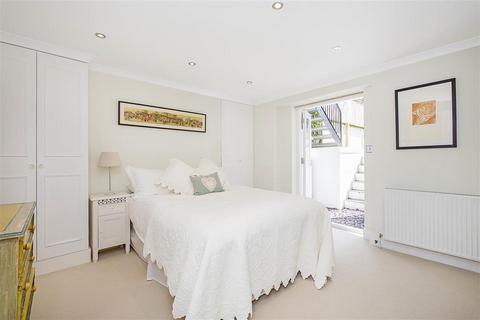 3 bedroom flat for sale, Oberstein Road, SW11