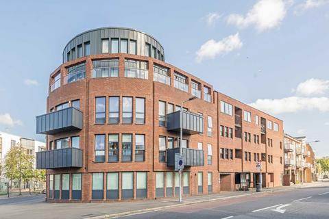 1 bedroom flat for sale, Coombe Road, Kingston Upon Thames KT2