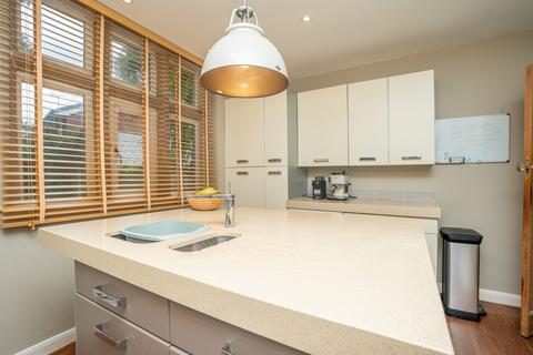 2 bedroom detached house for sale, North Close, Leeds LS8