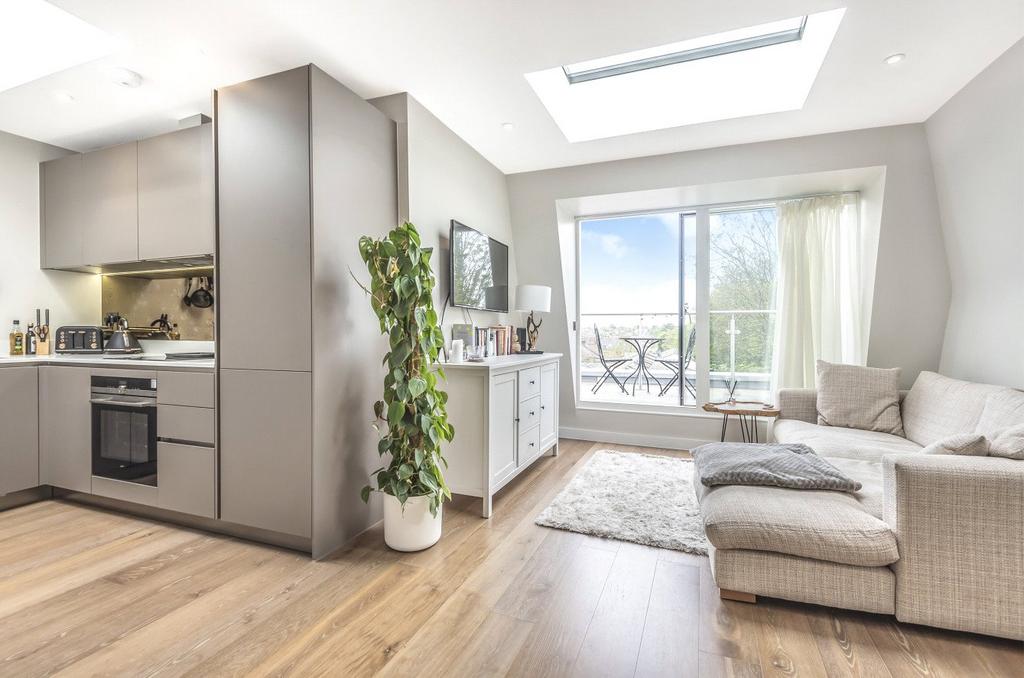 Garratt Lane, SW18 2 bed property - £2,400 pcm (£554 pw)