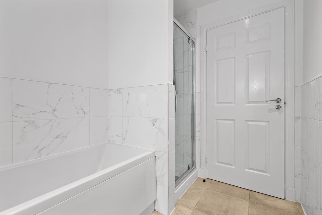 Family bathroom 2