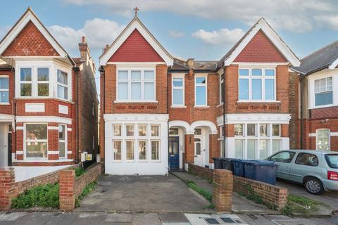 2 bedroom flat for sale, Chatsworth Gardens, London W3