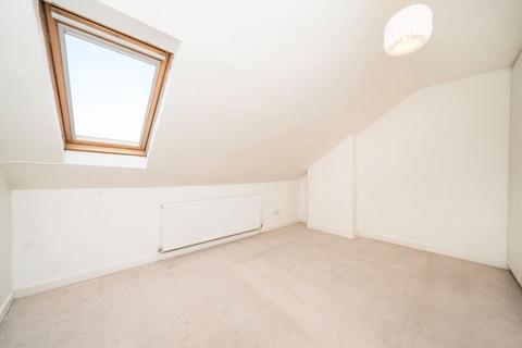 2 bedroom flat for sale, Chatsworth Gardens, London W3