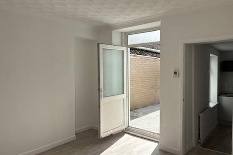 2 bedroom house to rent, Commercial Street, Risca,
