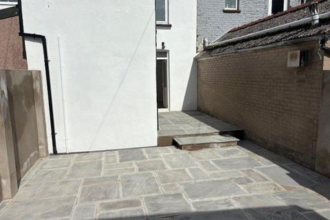 2 bedroom house to rent, Commercial Street, Risca,