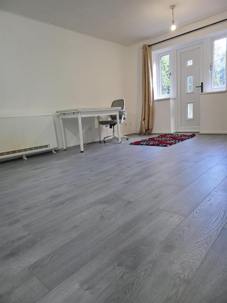Living room pic1.jpg