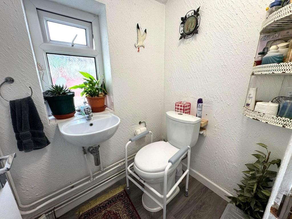 Bathroom 1.jpeg