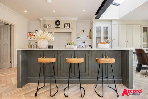 4 bedroom semi-detached house for sale, Sycamore Avenue, Upminster, RM14