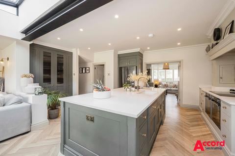 4 bedroom semi-detached house for sale, Sycamore Avenue, Upminster, RM14