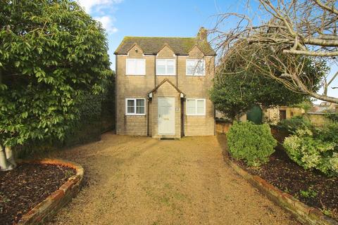 4 bedroom detached house to rent, Calcutt Street, Swindon SN6