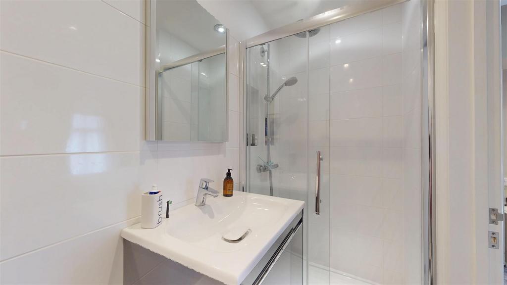 En-Suite to Bedroom 3