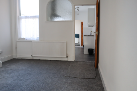 3 bedroom terraced house to rent, Knighton Fields Road West, Leicester LE2