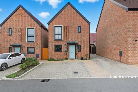 3 bedroom detached house for sale, Gaunlet Drive, Hornchurch, RM12
