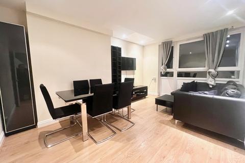 3 bedroom apartment to rent, Heron House, Searles Close