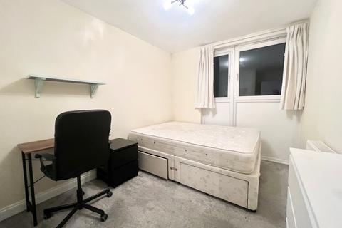 3 bedroom apartment to rent, Heron House, Searles Close