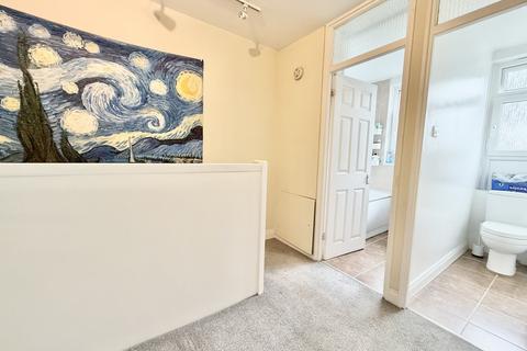 3 bedroom apartment to rent, Heron House, Searles Close