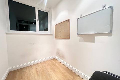 3 bedroom apartment to rent, Heron House, Searles Close