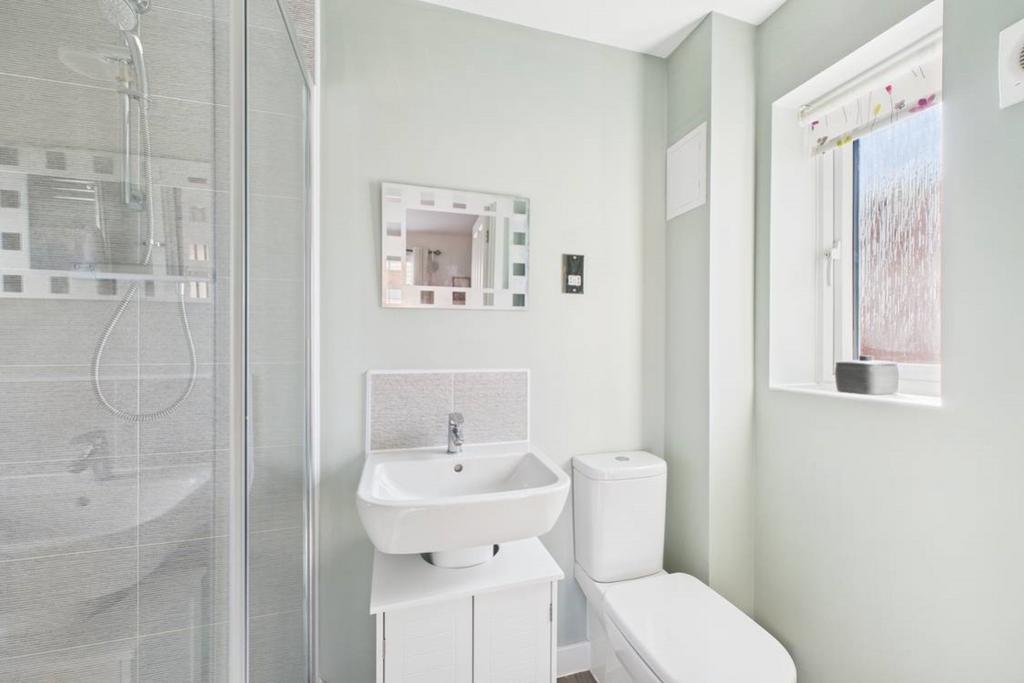 A clean fresh and light en suite giving you your o