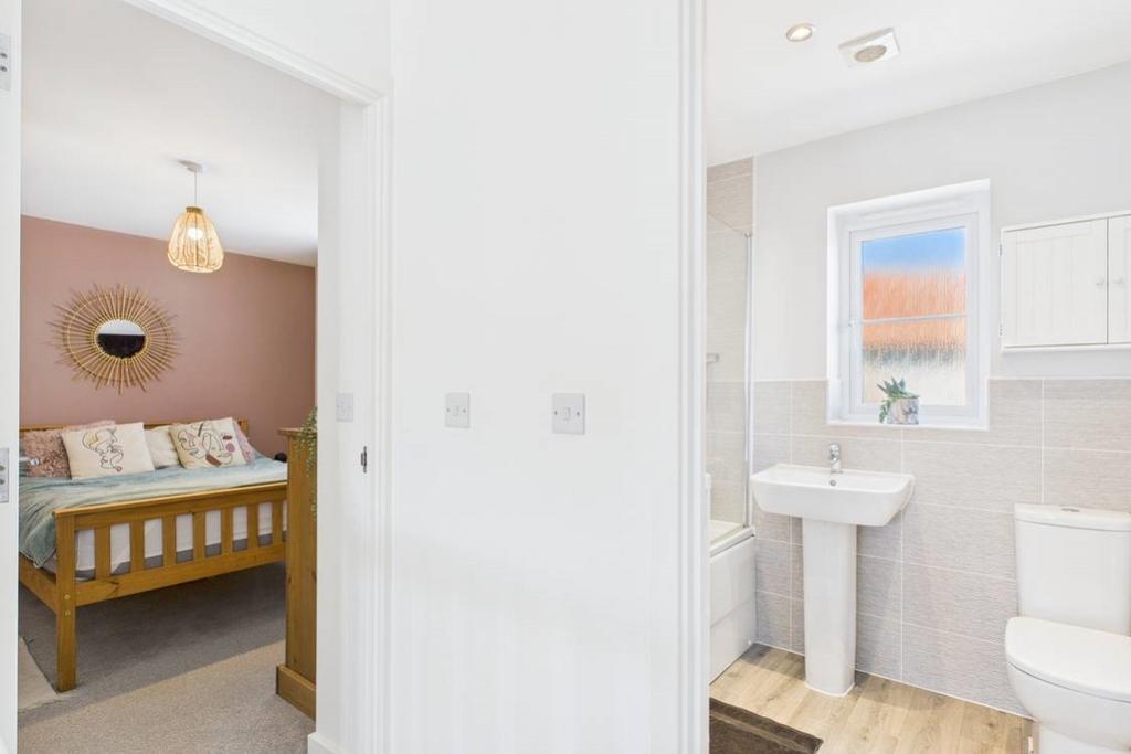 A contemporary designed bathroom emphasizes the mo