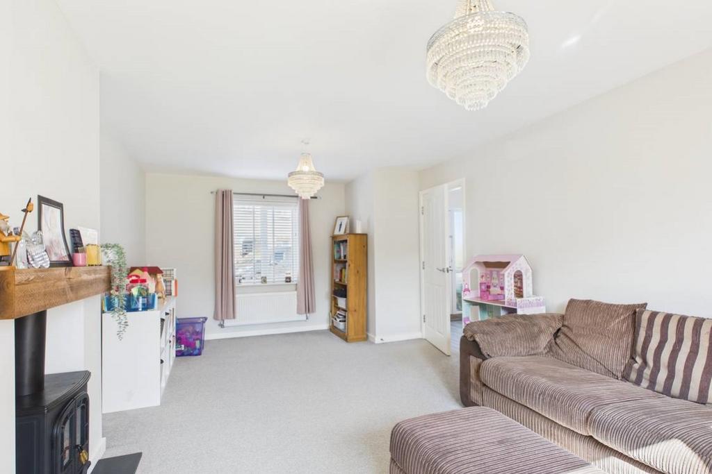 Double aspect lounge with a window to the front pr