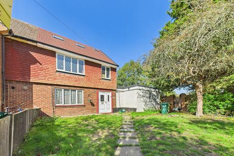 32 Gloucester Crescent, Staines, TW18 1PS