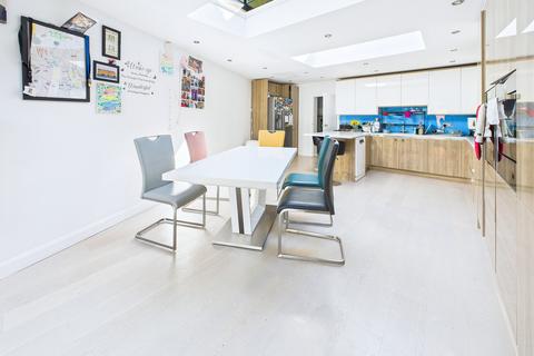 32 Gloucester Crescent, Staines, TW18 1PS
