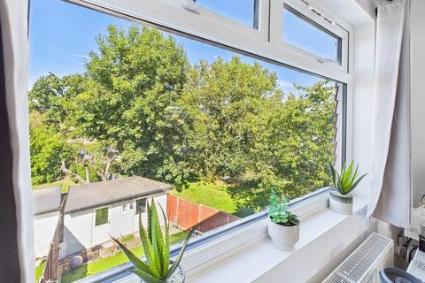 32 Gloucester Crescent, Staines, TW18 1PS