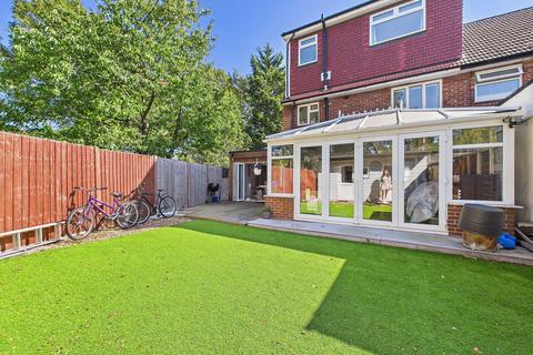 32 Gloucester Crescent, Staines, TW18 1PS