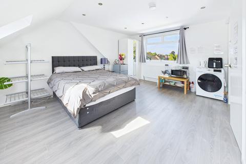 32 Gloucester Crescent, Staines, TW18 1PS