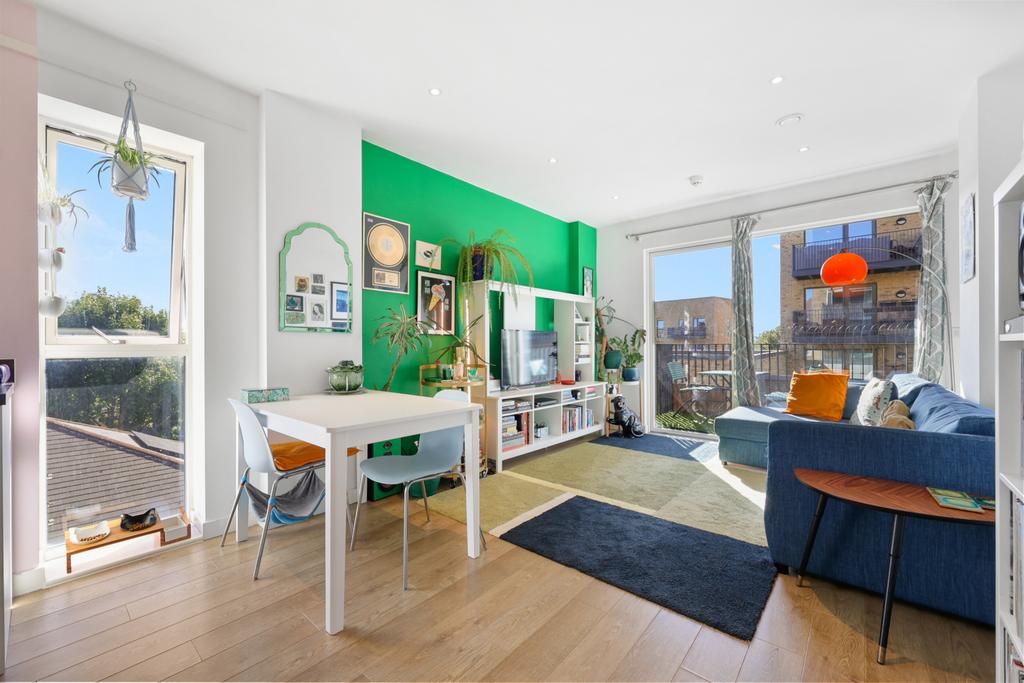 Two Bedroom Modern Apartment by Hackney Downs For