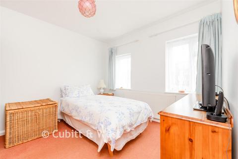 4 Almond Close, Bromley, BR2 8DS