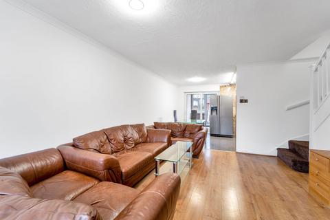 4 bedroom semi-detached house to rent, Raywood Close, Hayes UB3