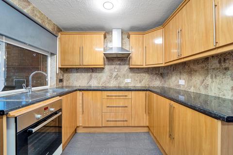 4 bedroom semi-detached house to rent, Raywood Close, Hayes UB3