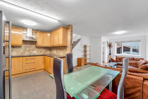 4 bedroom semi-detached house to rent, Raywood Close, Hayes UB3