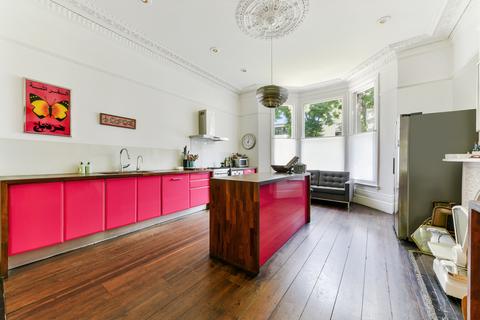 6 bedroom house to rent, Avenue Crescent, London W3