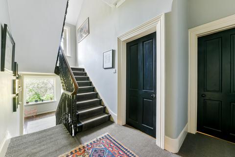 6 bedroom house to rent, Avenue Crescent, London W3