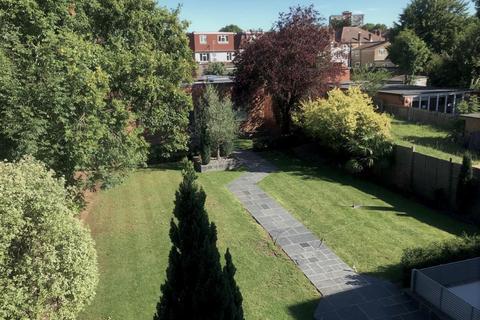 3 bedroom flat to rent, Flat , Highview House, Queens Road, London