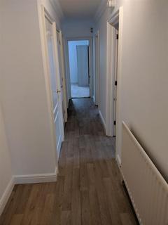 3 bedroom flat to rent, Flat , Highview House, Queens Road, London